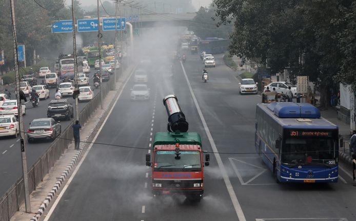 Een anti-smogkanon in New Delhi schiet water in de lucht om de smog te verdunnen.