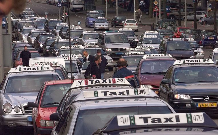  Taxi's kwamen in 2000 massaal naar de rechtbank aan de Parnassusweg om een kort geding, aangespannen tegen de gemeente, bij te wonen. Beeld ANP