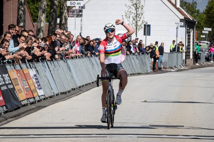 Na Elynor Bäckstedt in 2019 is het uitgerekend haar jongere zus Zoë die de volgende editie van de EPZ Omloop van Borsele voor junioren vrouwen wint.