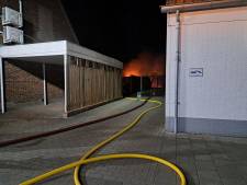 Schade aan groot tuinhuis achter Almelose woning na brand, veel rookontwikkeling