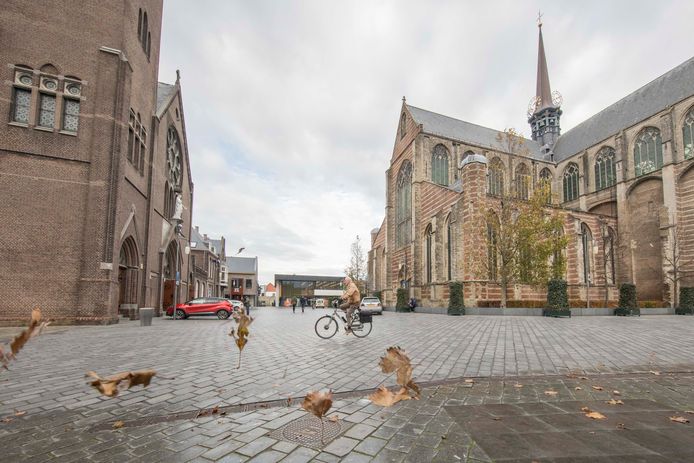 Vorig jaar ging een restauratiesubsidie naar de Grote Kerk in Goes (rechts) waar het museum in Goes nu best in wil trekken