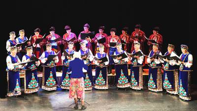 Slavisch koor zingt tijdens paaswake in Bakel