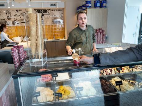 Nils (21) heeft ADHD, dankzij deze ijssalon kan hij z'n energie kwijt: ‘Tijdens het werk vergeet ik alles’