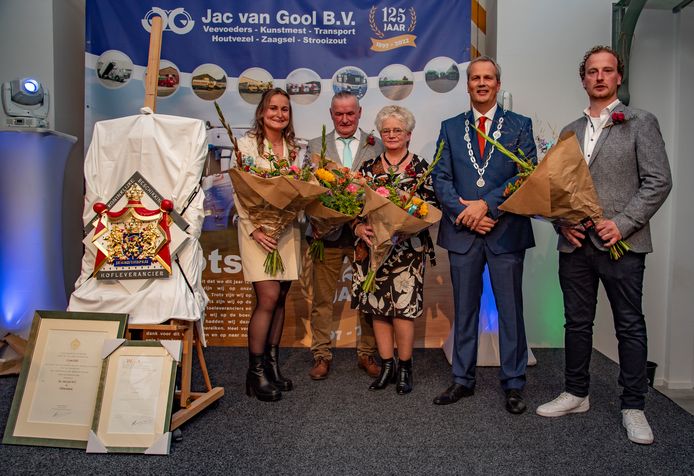 Burgemeester Evert Weys overhandigde het schild dat bij dit ereteken hoort aan de derde en de vierde generatie Van Gool.