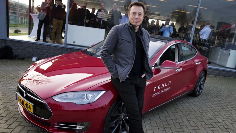 Elon Musk, co-founder en CEO van Tesla, poseert bij een model van zijn automerk tijdens zijn bezoek aan Nederland. Beeld ANP