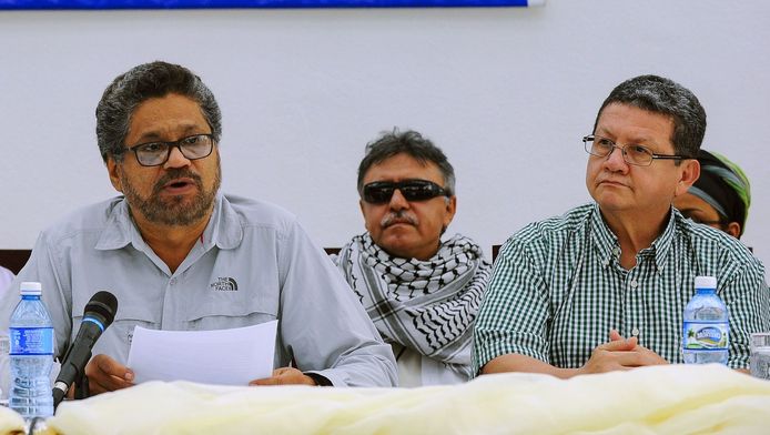 FARC-leiders lezen een verklaring voor na de onderhandelingen.