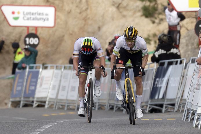 Remco Evenepoel buigt het hoofd voor Primoz Roglic.