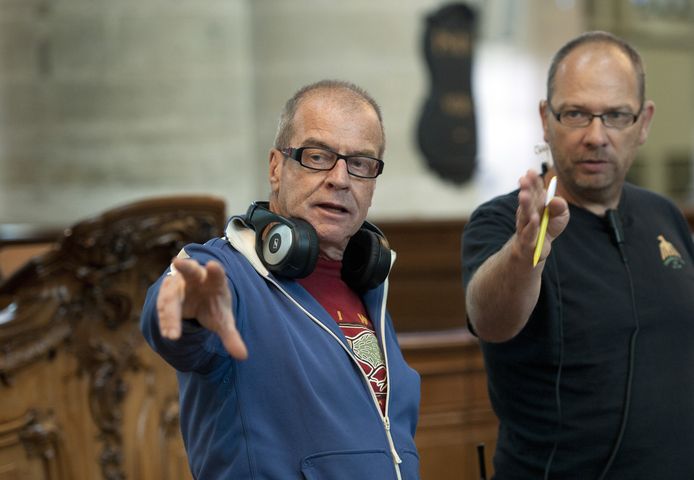 Il regista Ben Sombogart (a sinistra) sul set di Coning Van Katuren.