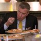 Burgemeester New York krijgt lesje in pizza-etiquette