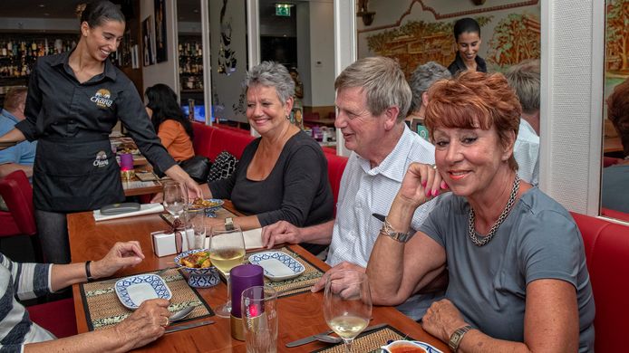 Verjaren in restaurant Bangkok City in Gouda: Jan Kees (m) viert er zijn 65ste verjaardag, samen met een aantal vrienden.