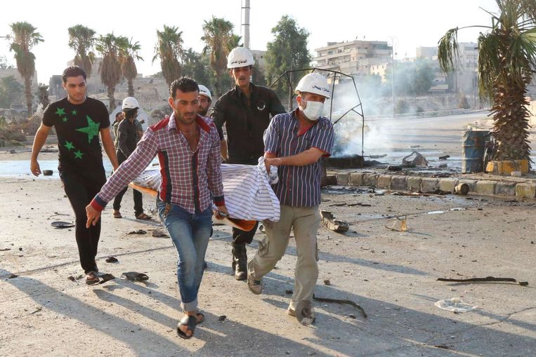 Hulpverleners voeren een dode af na een bombardement in Aleppo. Beeld anp