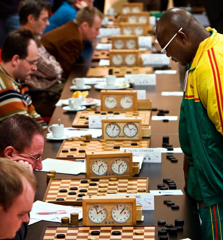 Jean-Marc Ndjofang (R) in 2008 tijdens het wereldrecord simultaandammen. Beeld ANP 