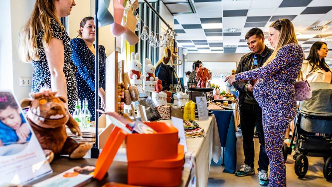 Eerste Zwangerschapsbeurs trekt veel aanstaande moeders en oma’s: ‘We gaan zeker naar de babyspa’