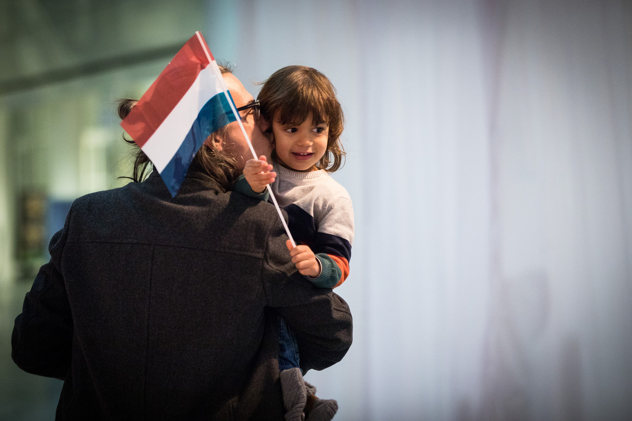 Onder de nareizigers zitten vooral vrouwen en kinderen die zich herenigen met hun echtgenoten en vaders. Beeld Martijn Beekman