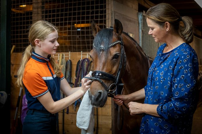 Sophie van Norel (links) won onlangs een zilveren en bronzen plak bij het EK dressuur voor children, met het paard van de beste vriendin van haar moeder Bertine.