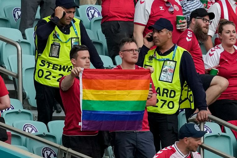 Stewards nemen regenboogvlag in beslag voor kwartfinale Tsjechië-Denemarken: UEFA onderzoekt ...