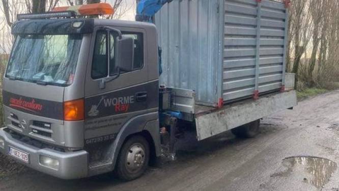 Geparkeerde vrachtwagen met kraan en container gestolen in Oostvleteren: “Tijdens nacht met grootscheepse controles.”