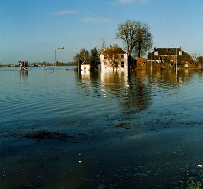 De foto van Jan Verhoeff waarop de omslag van het boek Het water stijgt! is gebaseerd.