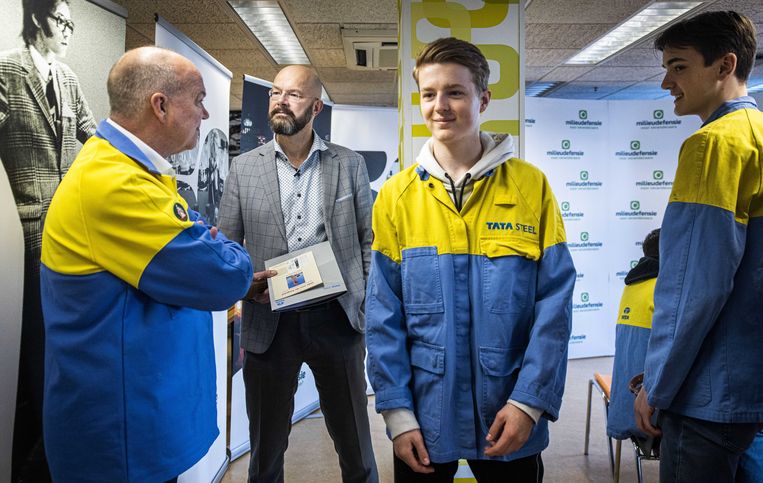 Hans van den Berg (CEO van Tata Steel) en Donald Pols (Directeur van Milieudefensie) in gesprek na de overhandiging van een klimaatplan door een delegatie van Tata Steel.  Beeld ANP