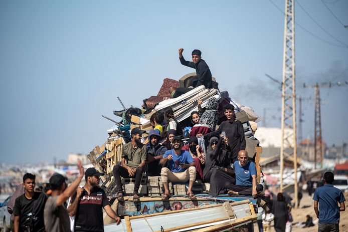Palestijnen in Rafah zoeken een veilig heenkomen, nu het Israëlische leger er begonnen is met nieuwe acties.