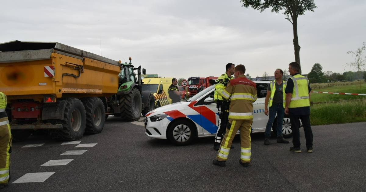 Vrouw overlijdt bij aanrijding tussen tractor en auto in Hedel.