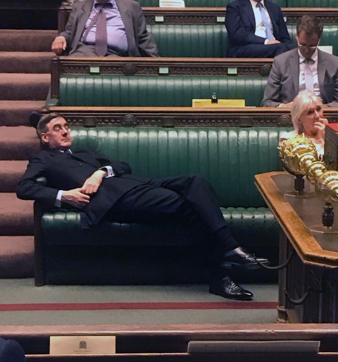 Jacob Rees-Mogg lijkt een dutje te doen in het Britse Lagerhuis op 3 september 2019.