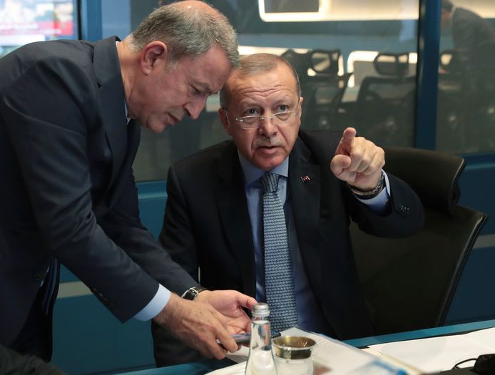 Le président turc Recep Tayyip Erdogan et son ministre de la Défense Hulusi Akar