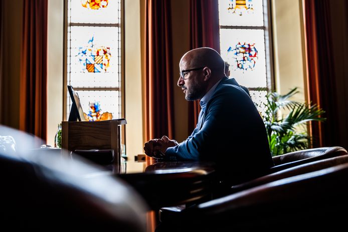 De Arnhemse burgemeester Ahmed Marcouch in coronatijd in gesprek met leerlingen van Rijn IJssel in Arnhem.