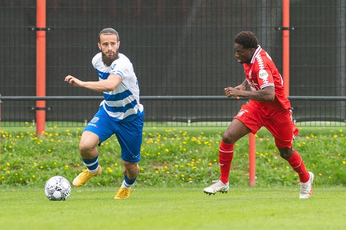 Destan Bajselmani trof in Queensy Menig een pittige tegenstander tijdens het oefenduel van PEC Zwolle bij FC Twente (0-1 verlies).