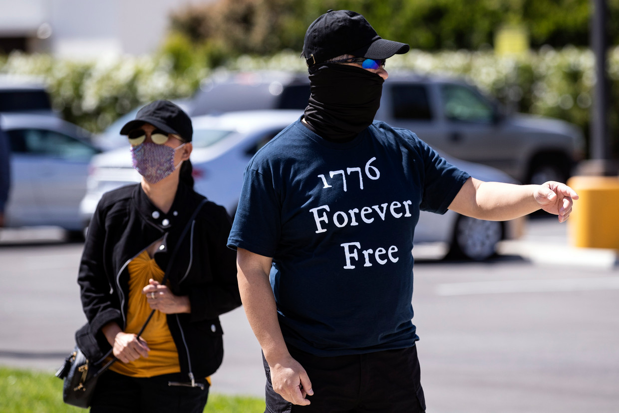 Een betoger tijdens een demonstratie voor een schoolgebouw in Los Alamitos, Californië, tegen het onderwijzen van de kritische rassentheorie. Beeld EPA