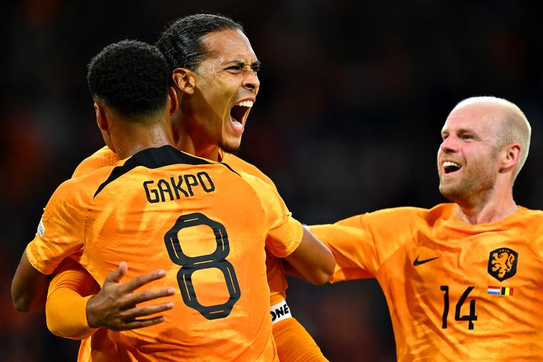 Nederland weer, ondanks voetbal van soms ultieme onhandigheid