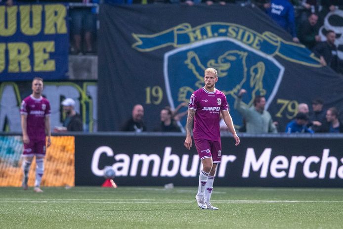 Luuk Brouwers baalt na weer een treffer van Cambuur.