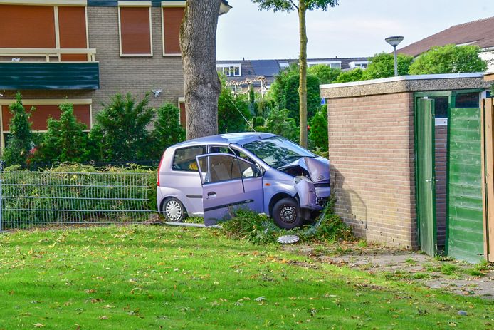 In Westervoort (provincie Gelderland) is maandagmiddag een auto tegen een schuurtje gereden.