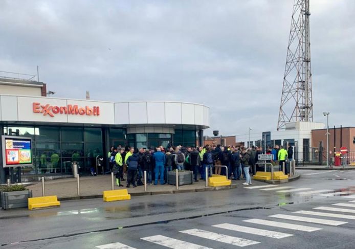 Donderdagochtend brak een staking uit bij de productieploeg van raffinaderij ExxonMobil. Op de middag stond het personeel nog voor de poort.