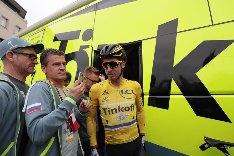 Peter Sagan in zijn gele trui bij de bus van Tinkov Beeld anp
