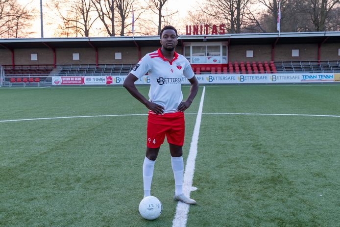 Joey Lokasi voor het duel met Blauw Geel’38 (0-0), waarin hij terugkeerde bij Unitas.