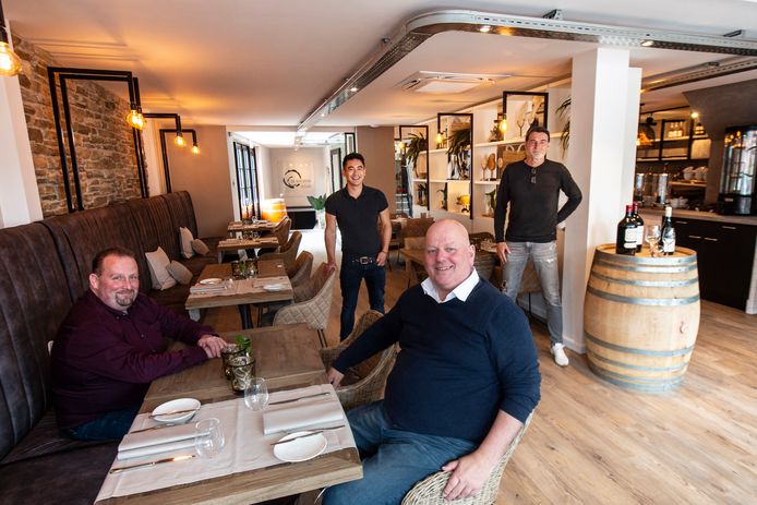 Huis 56 in Ugchelen opent binnenkort de deuren. Op de foto: Zittend Peter Driehuis (l) en Bert Wolthuis, staand Vincent Brons en Mike Heemsbergen.