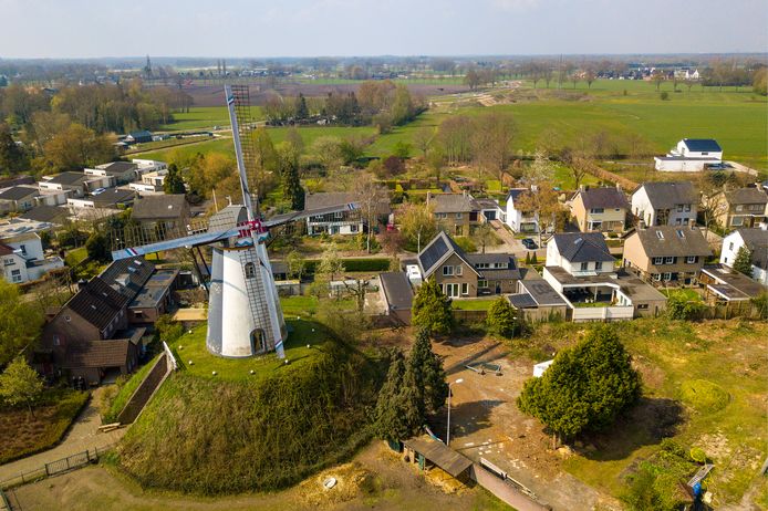 De molen Sint Victor in Heeze is een ronde stenen beltmolen die in 1852 werd gebouwd en tegenwoordig dienst doet als korenmolen.