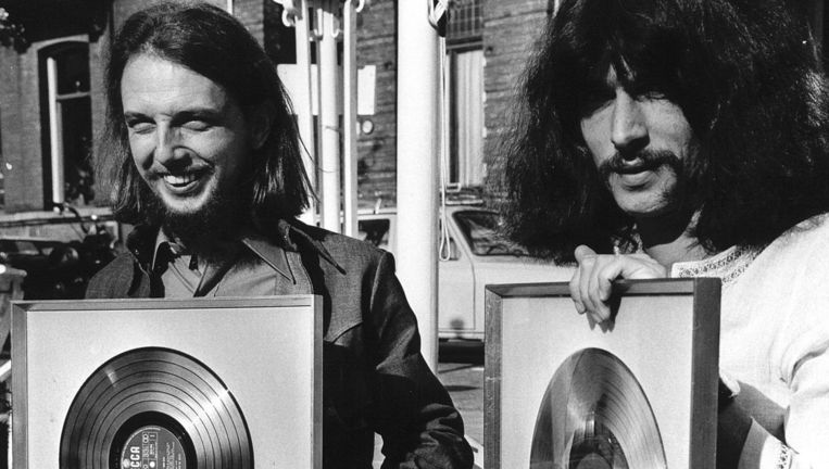 Het productieve en succesvolle duo Lennaert Nijgh en Boudewijn de Groot in 1973 met hun verzameling platina platen. Beeld Ton Schutz / ANP