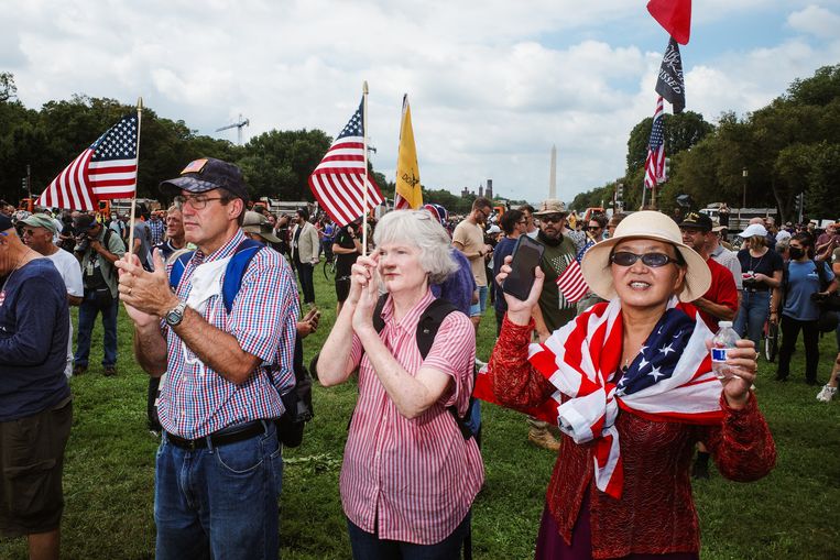 Amerikaanse vlaggen moeten benadrukken dat de demonstratie niet politiek is, maar pro-Amerikaans. Beeld EPA