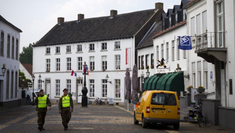 Militairen lopen donderdag door het Limburgse dorpje Thorn om de beveiliging van de Koninklijke familie te waarborgen. © anp Beeld 