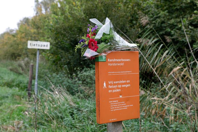 Bloemen bij het Hosterwoldbos. De 25-jarige Anne Faber werd na twee weken gevonden bij het Nulderpad in het Hosterwoldbos.