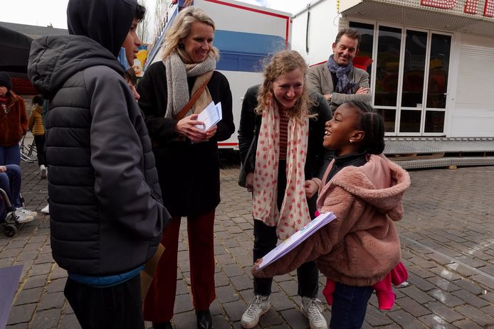 Schepenen Sofie Bracke (Open Vld) en Astrid De Bruycker (Vooruit) op prikkelarme dag op de Halfvastenfoor.