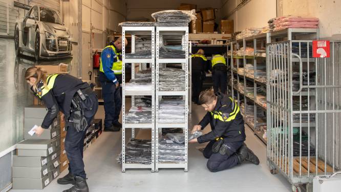 Handhavers stuiten tijdens controle in Soest op een grote partij namaak merkkleding