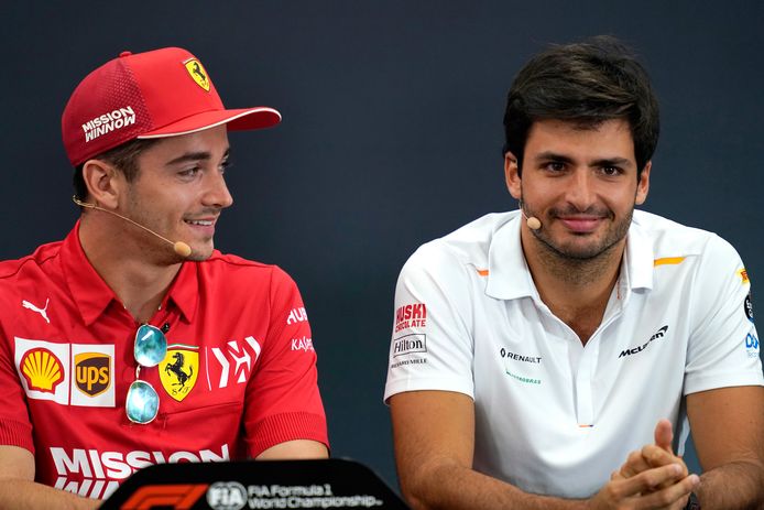 Carlos Sainz (rechts) naast Charles Leclerc, zijn nieuwe kompaan.