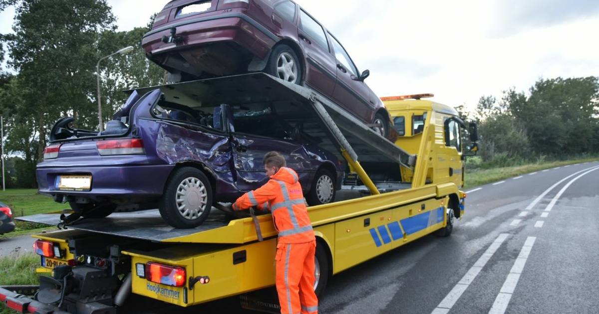 Bestuurder wordt uit auto geknipt door brandweer na botsing op de Oppen Swolle in Vollenhove - De Stentor.