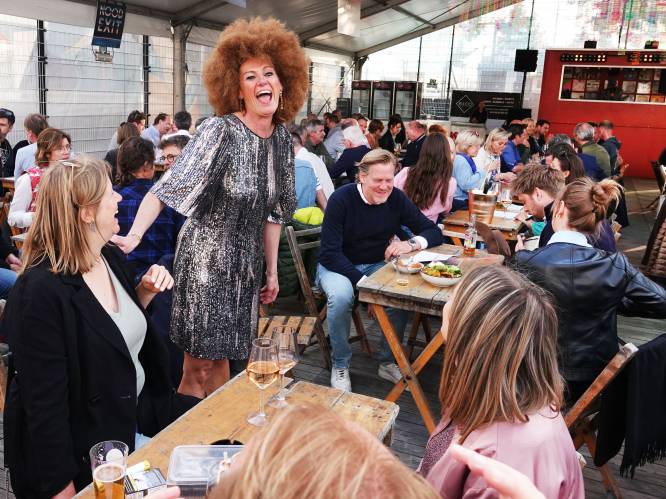IN BEELD. Burgemeester Ruth (50) laat Tina Turner herleven, op jaren ’80 quiz: “Wens iedereen veel ‘Steamy Windows’ toe” 
