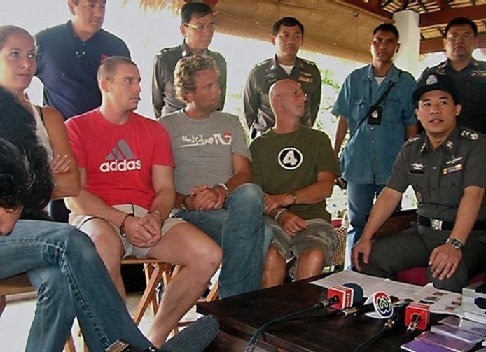 Paul Meyer (met grijze t-shirt) en de andere bendeleden op het moment van hun arrestatie in Thailand.