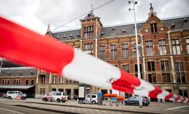 Na de poging tot aanslag stelde de politie een perimeter in rond Amsterdam Centraal.  Beeld ANP