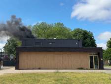 Zonnepanelen op dak van sporthal in Enschede vatten vlam, kinderen in naastgelegen school veilig